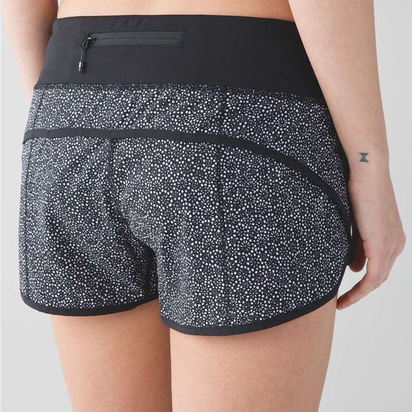 lululemon athletica Pants - Lululemon Speed Short 4-Way Stretch 2.5” Freckle Flower Black/White Size 6